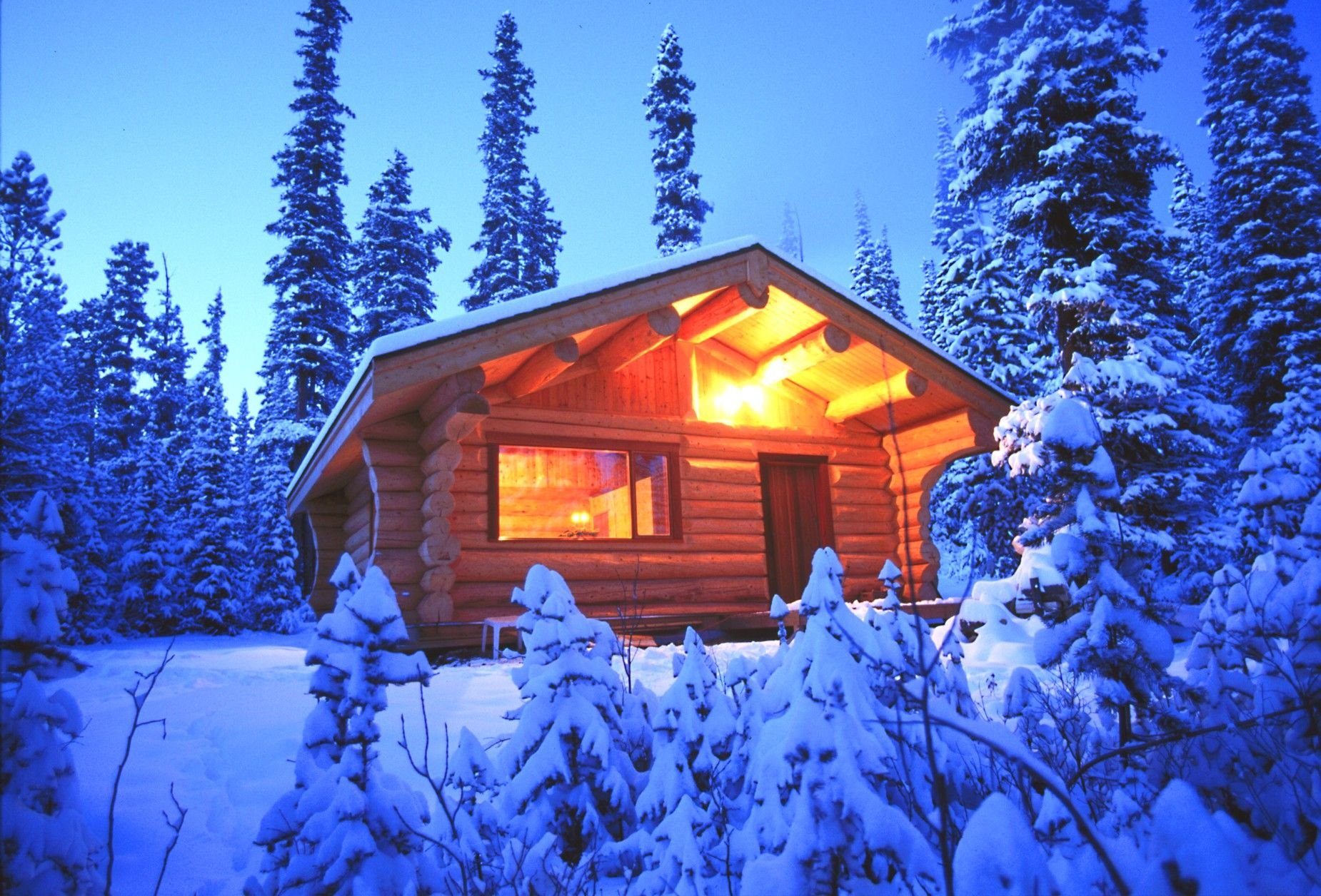 Деревянный дом снег. Баня зима. Винтер Хэвен Кэбин. Домик в зимнем лесу. Домик в лесу зимой.
